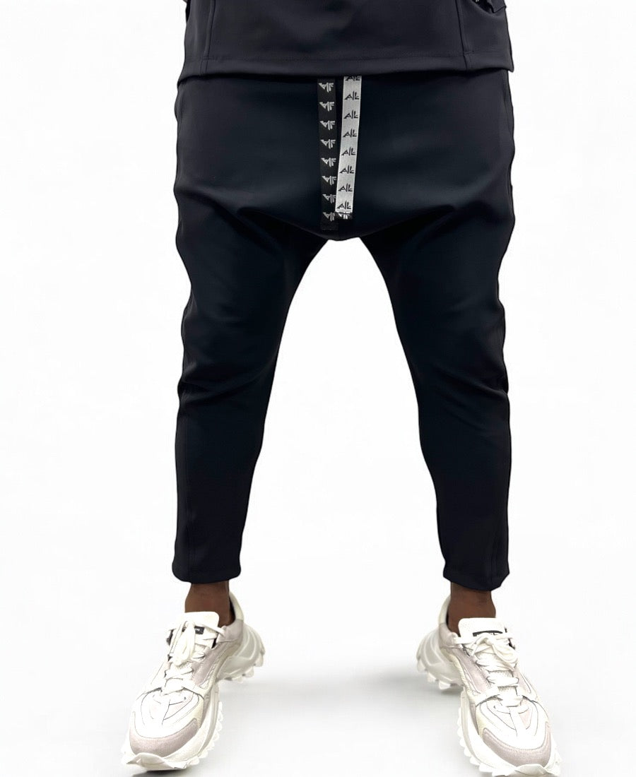Pantaloni negri cu design lateral