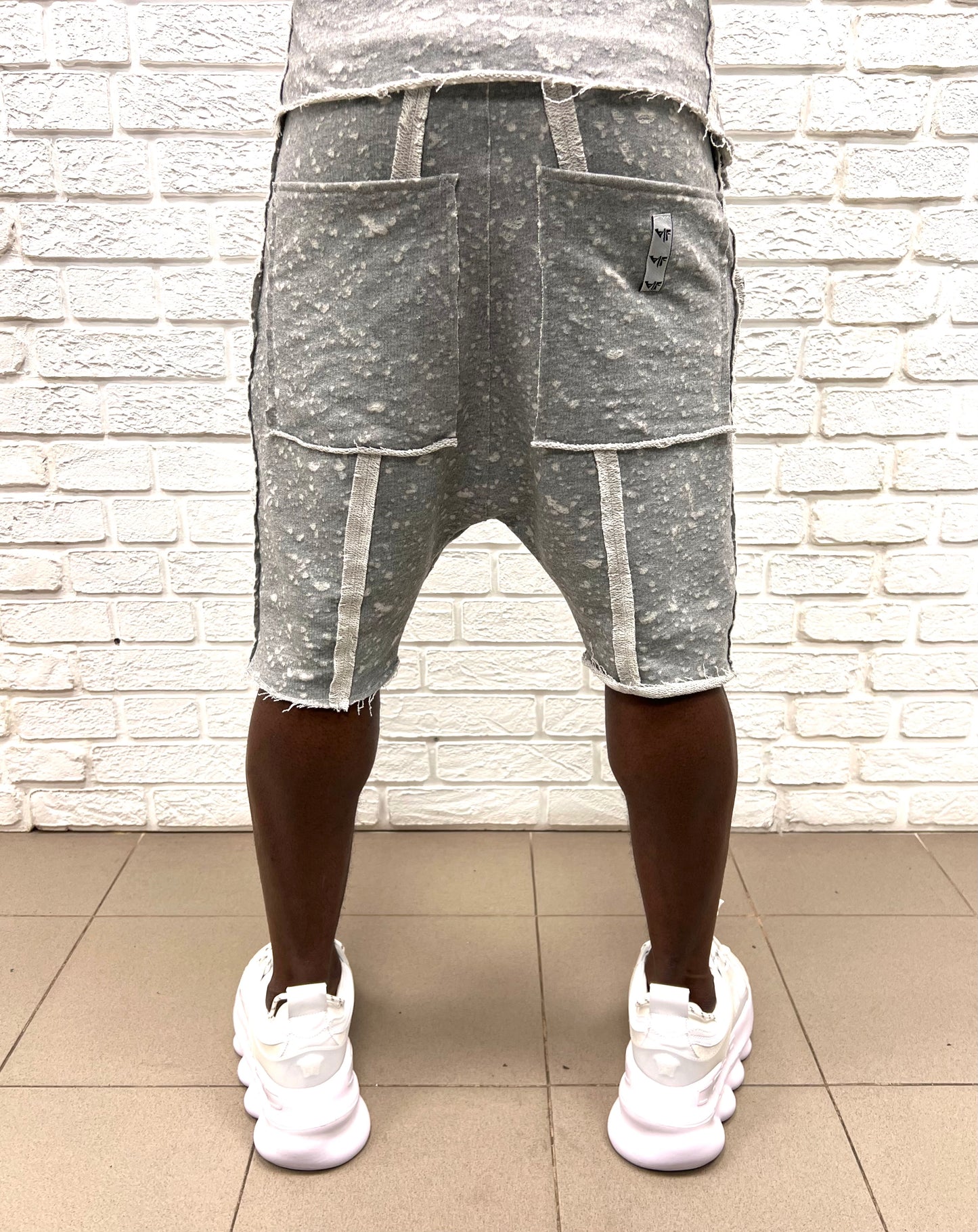 Pantaloni scurti gri cu material perforat la suprafata ca design