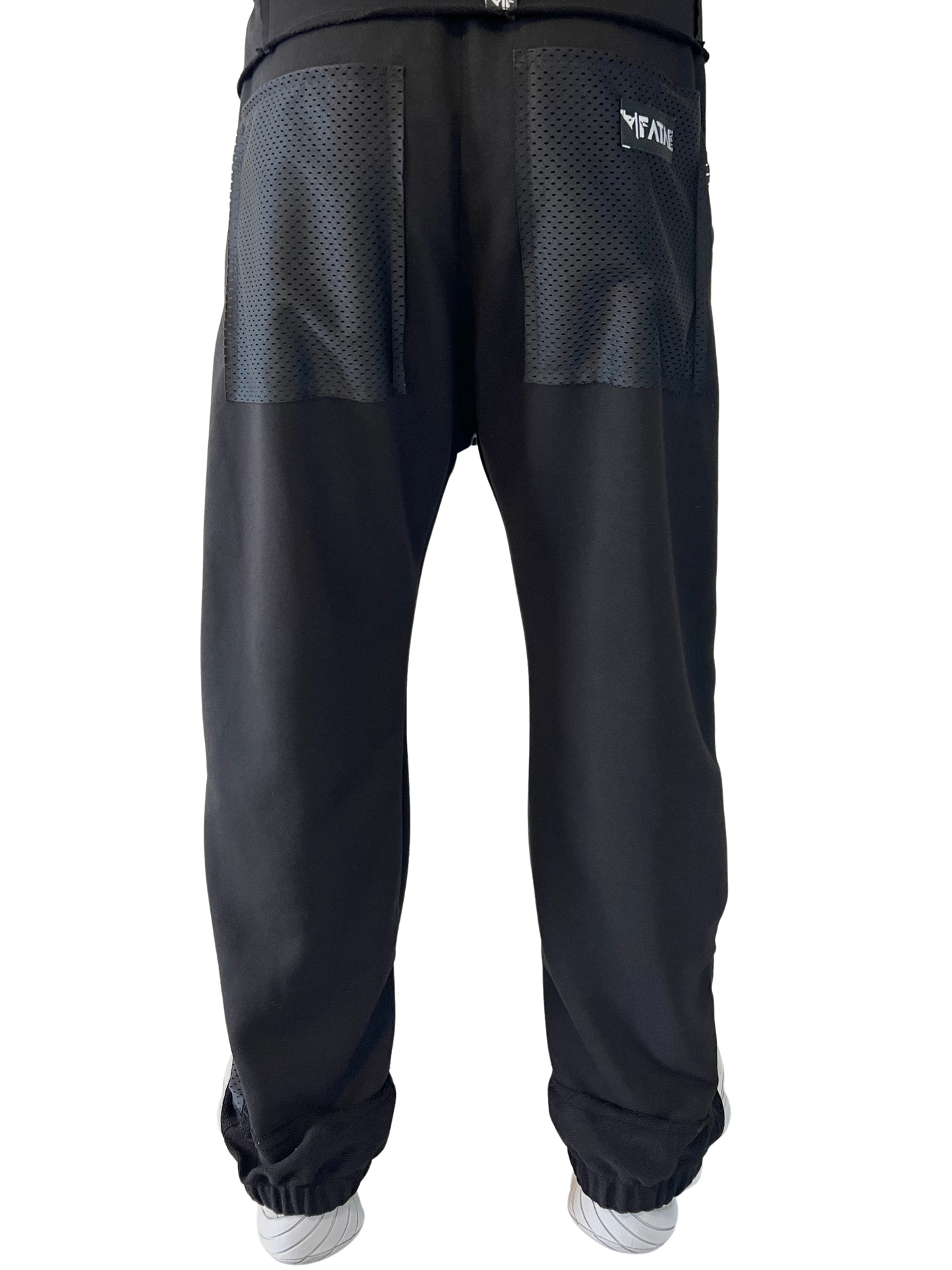 Pantaloni negri cu plasa ca design si detalii deosebite