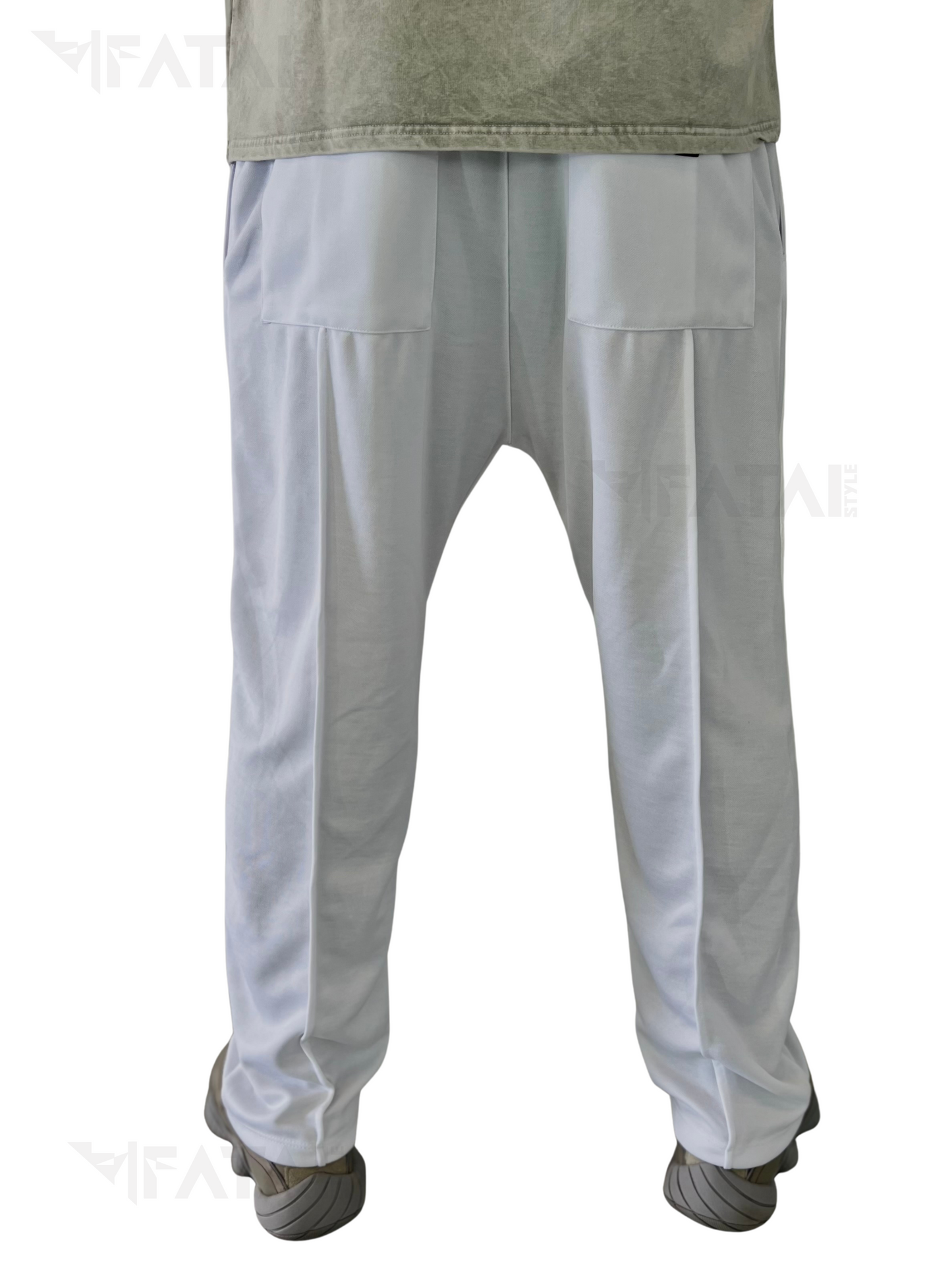Pantaloni albi cu taietura la genunchi