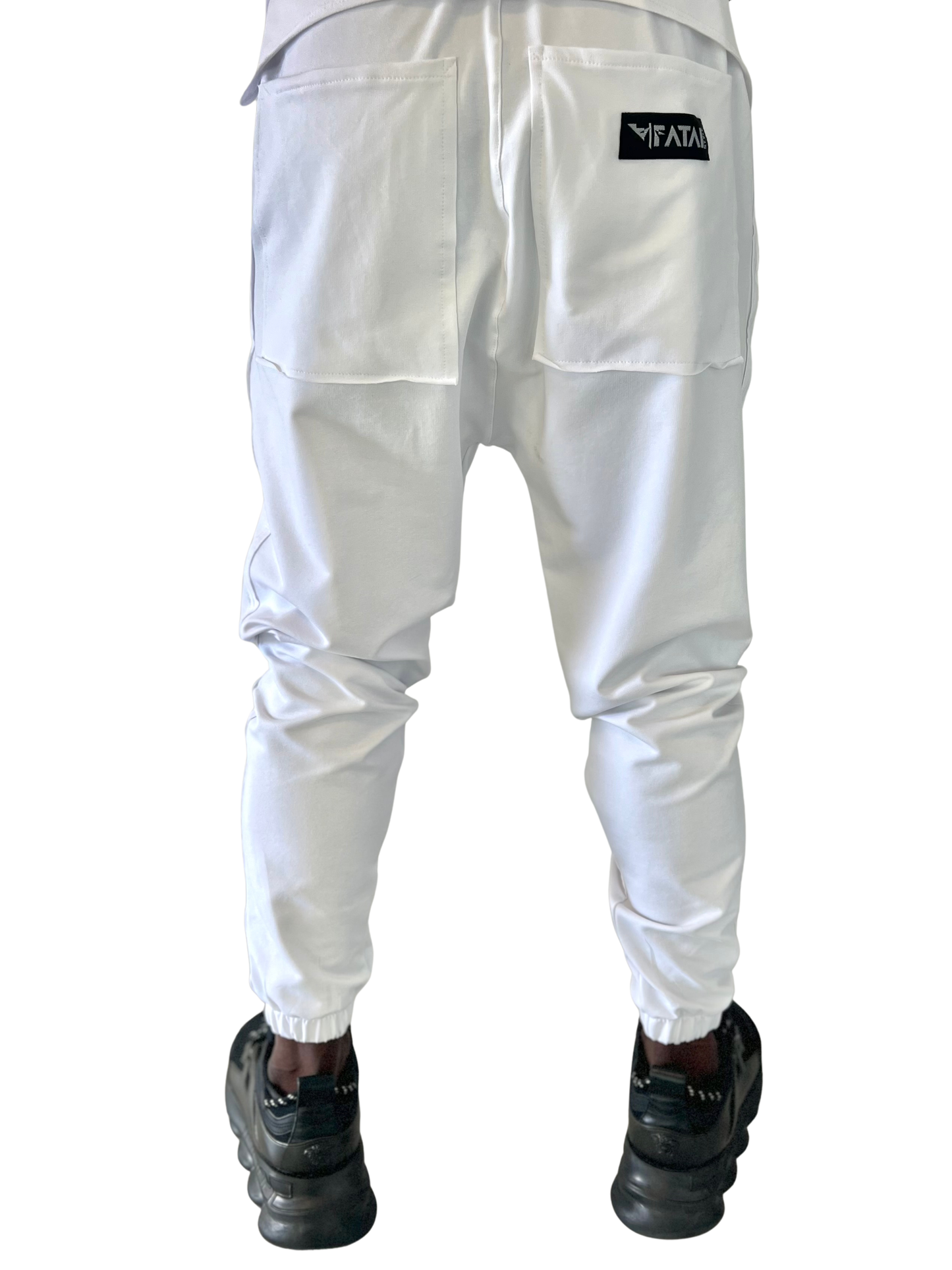 Pantaloni albi cu diverse cusaturi laterale