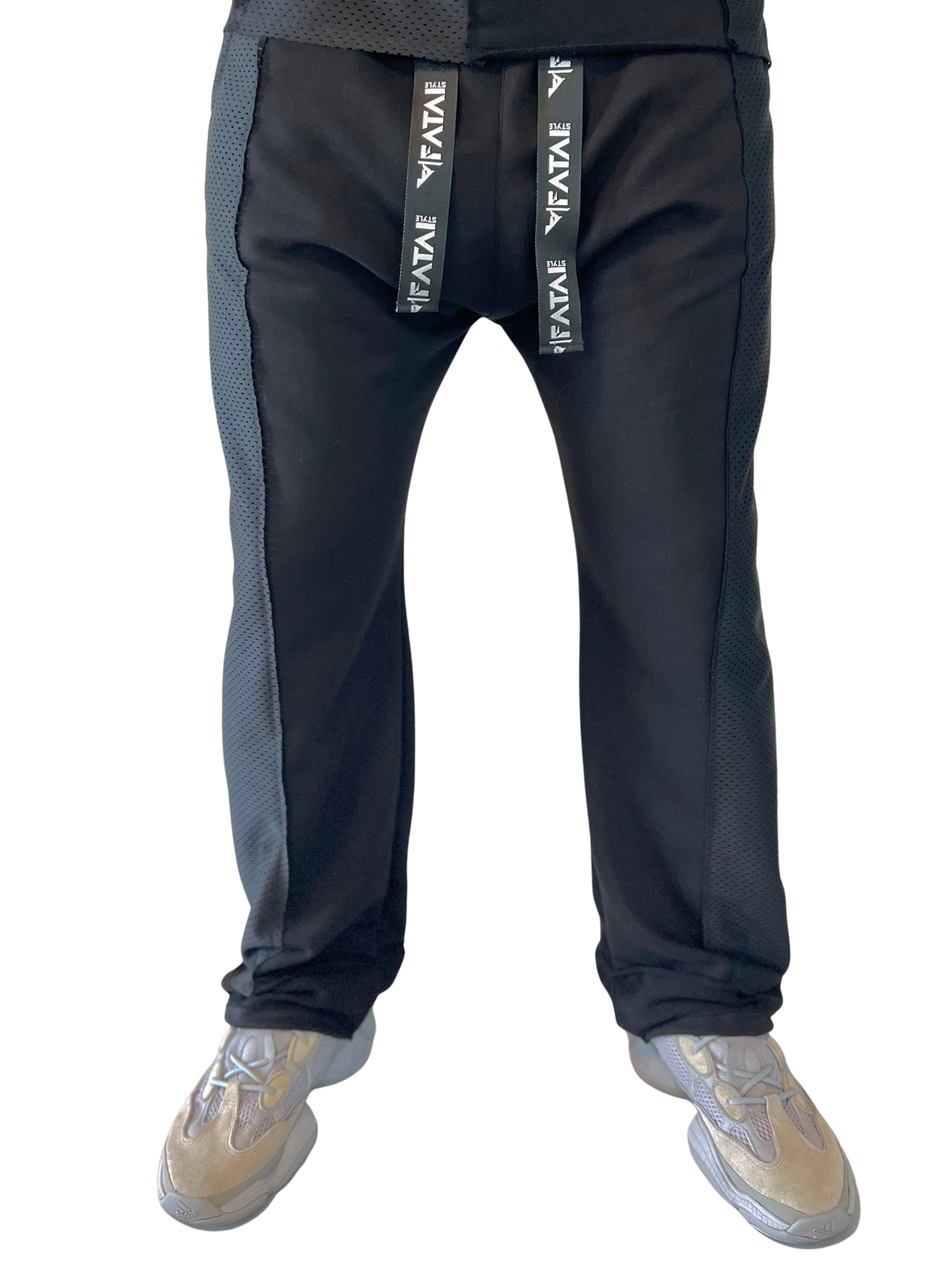 Pantaloni negri cu plasa ca design si detalii deosebite