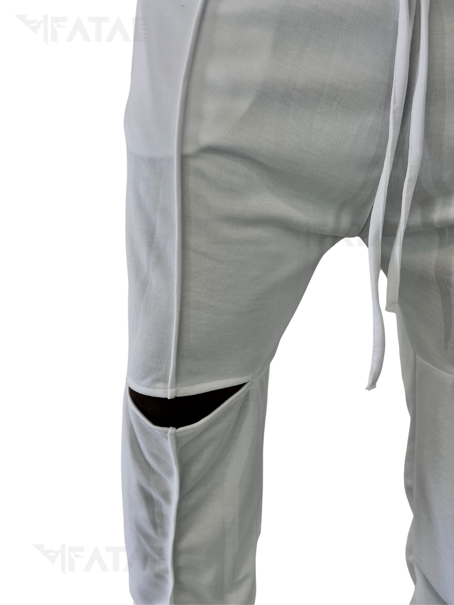 Pantaloni albi cu taietura la genunchi