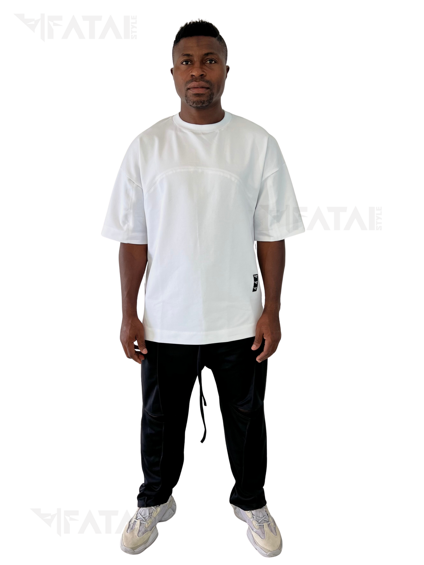 Tricou alb cu design din cusaturi