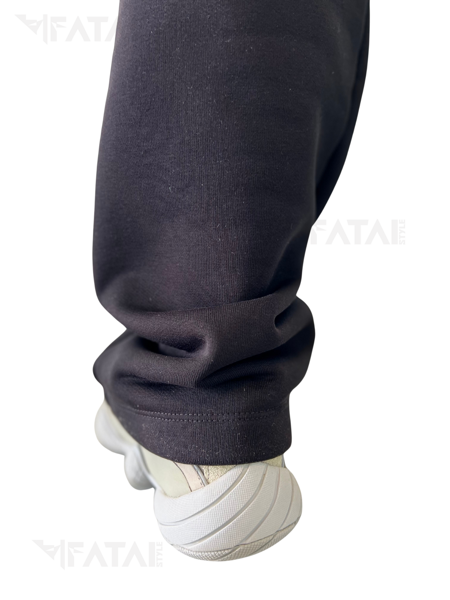 Pantaloni negri cu detalii portocalii