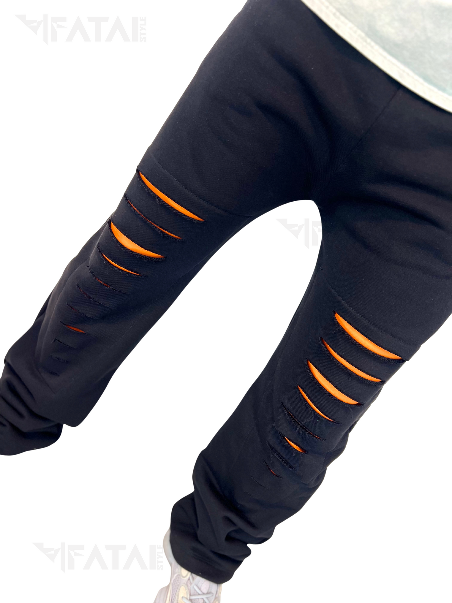 Pantaloni negri cu detalii portocalii