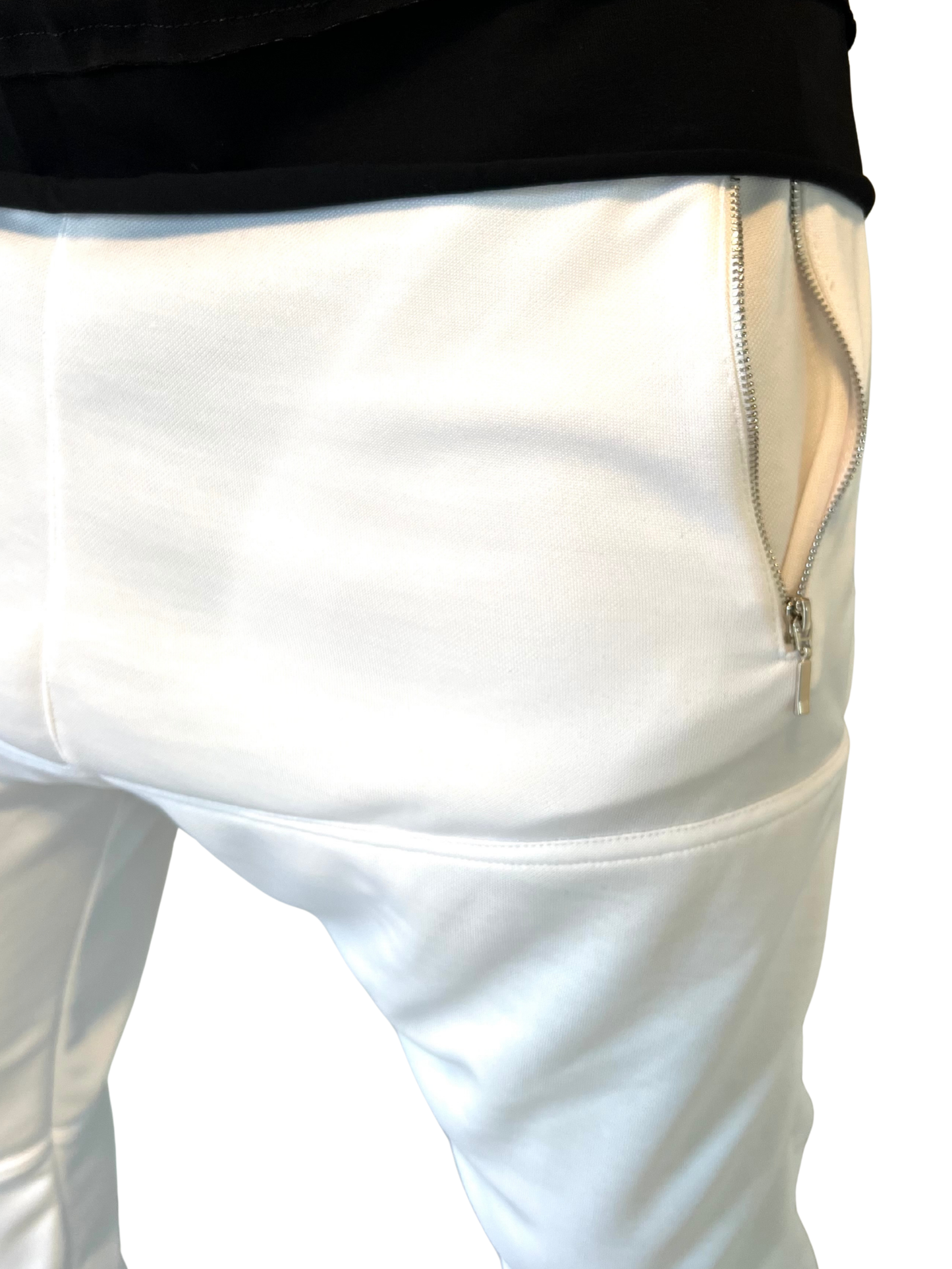 Pantaloni albi cu diverse cusaturi orizontale