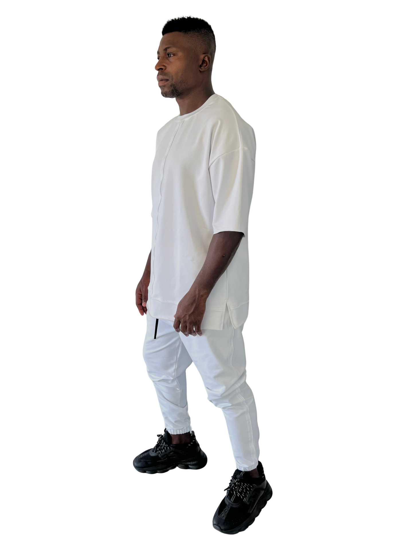 Pantaloni albi cu diverse cusaturi laterale