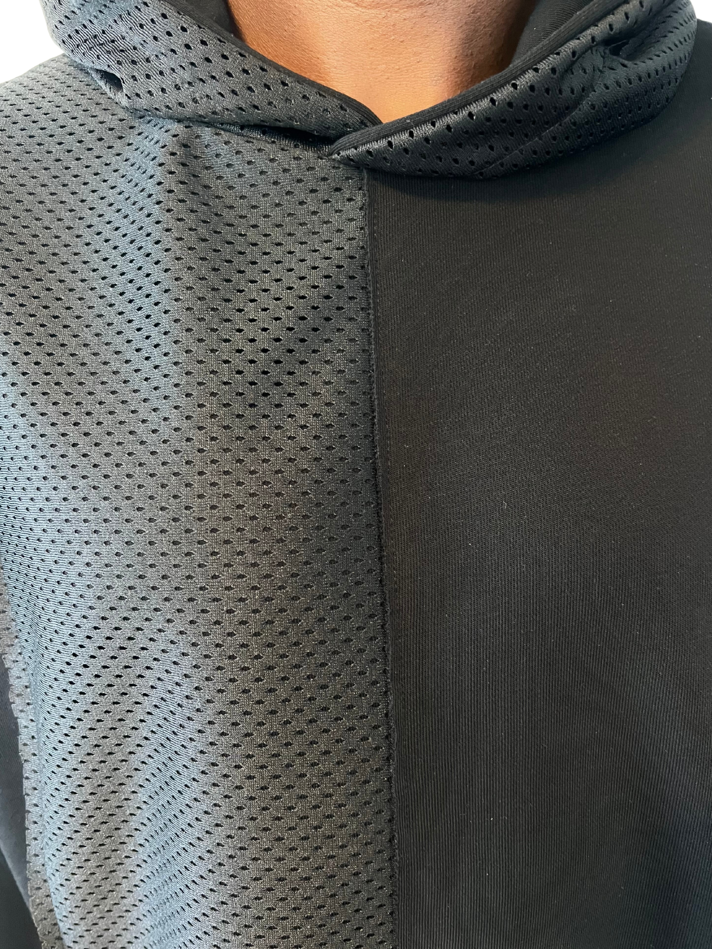 Hanorac negru cu plasa ca design si detalii deosebite