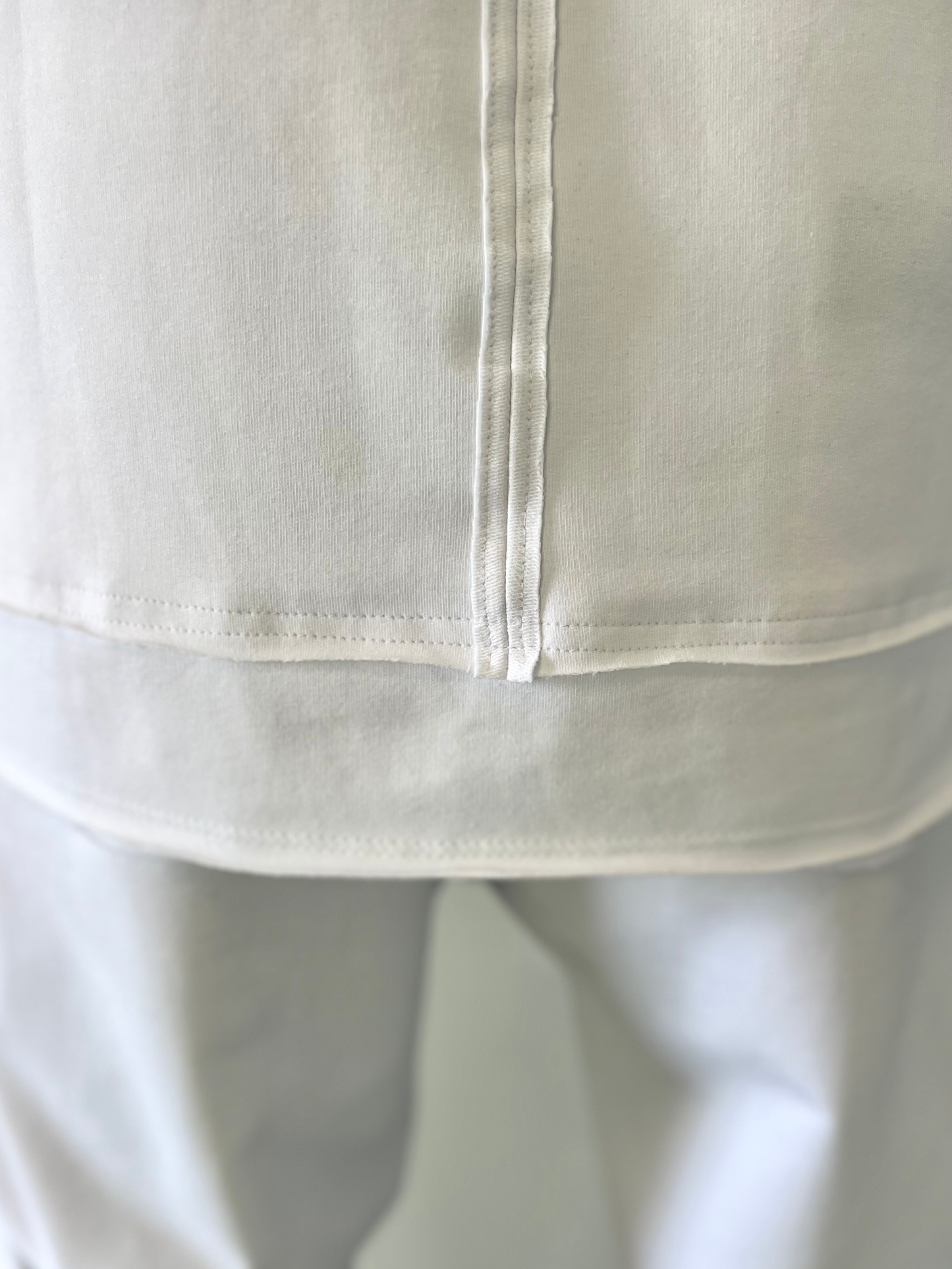 Tricou alb oversize cu multiple taieturi