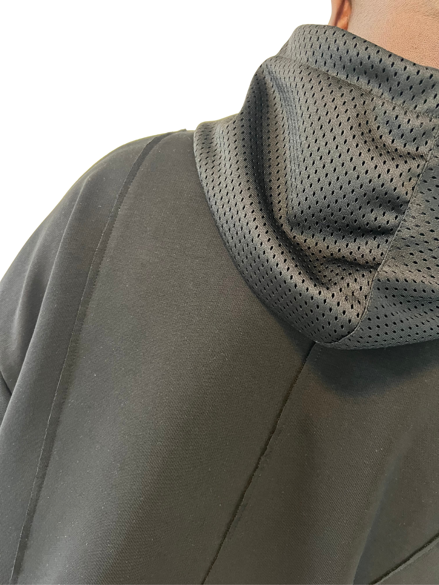 Hanorac negru cu plasa ca design si detalii deosebite