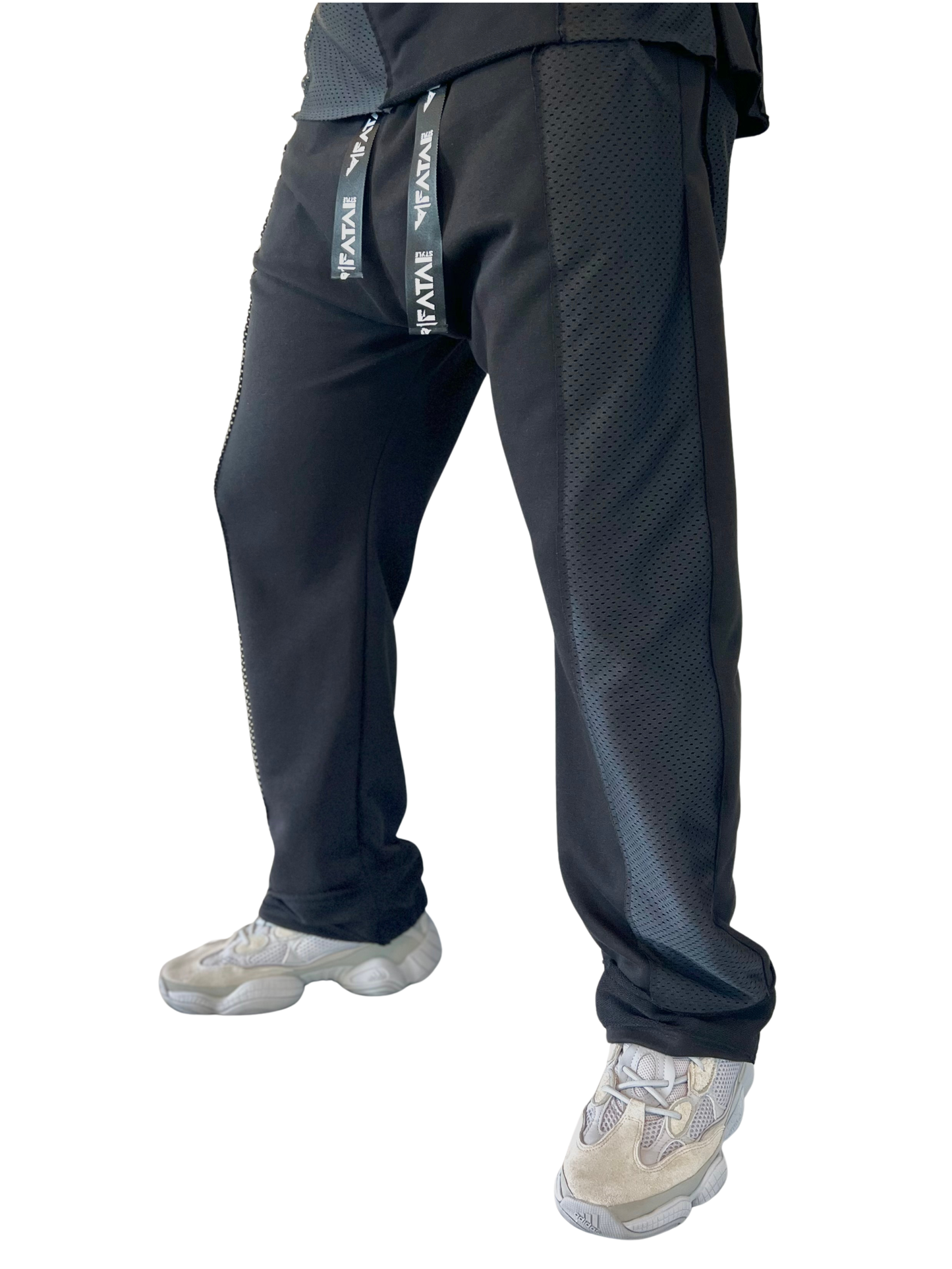 Pantaloni negri cu plasa ca design si detalii deosebite