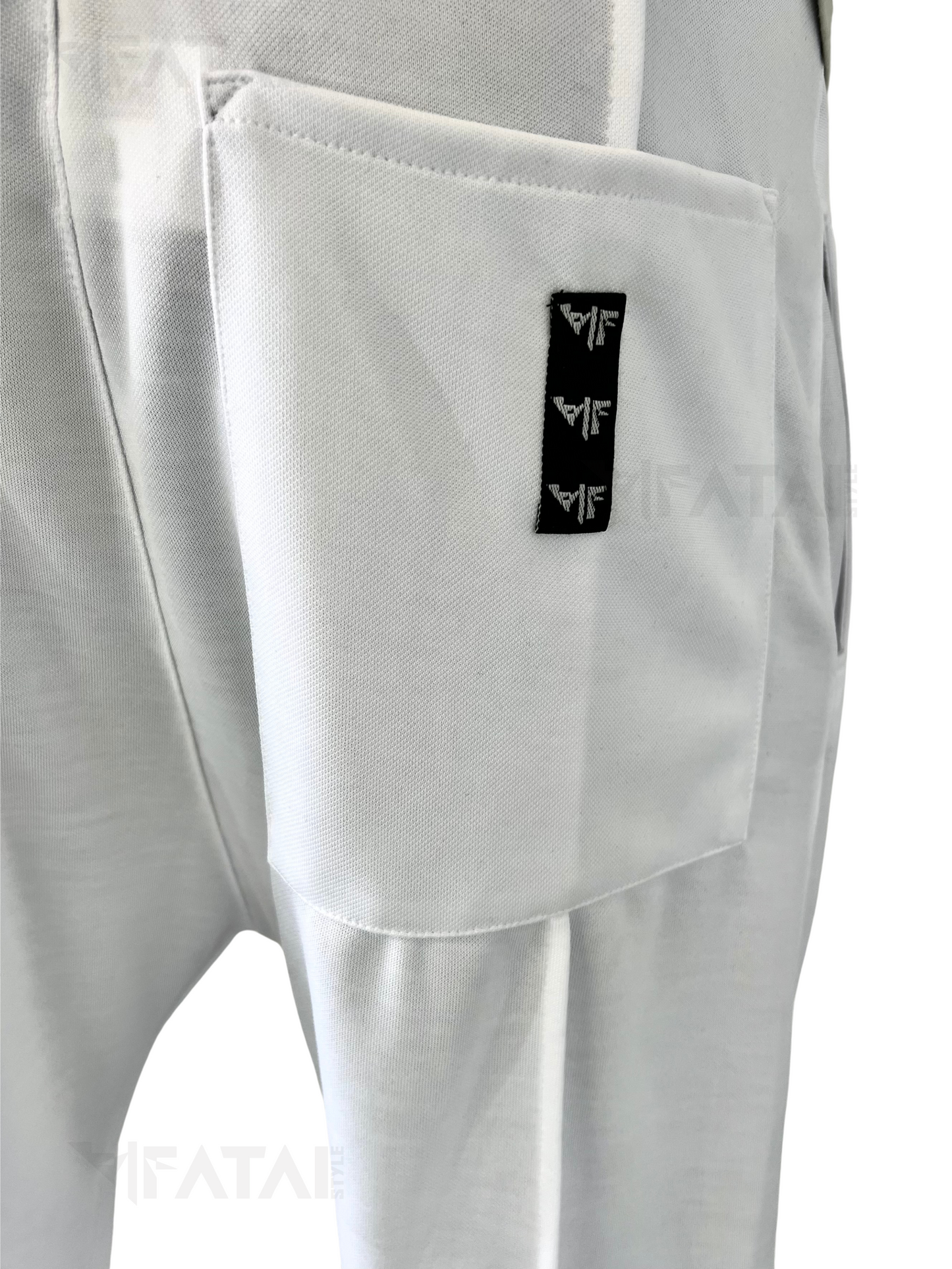 Pantaloni albi cu taietura la genunchi