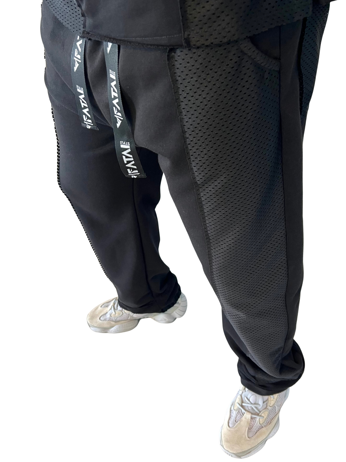 Pantaloni negri cu plasa ca design si detalii deosebite