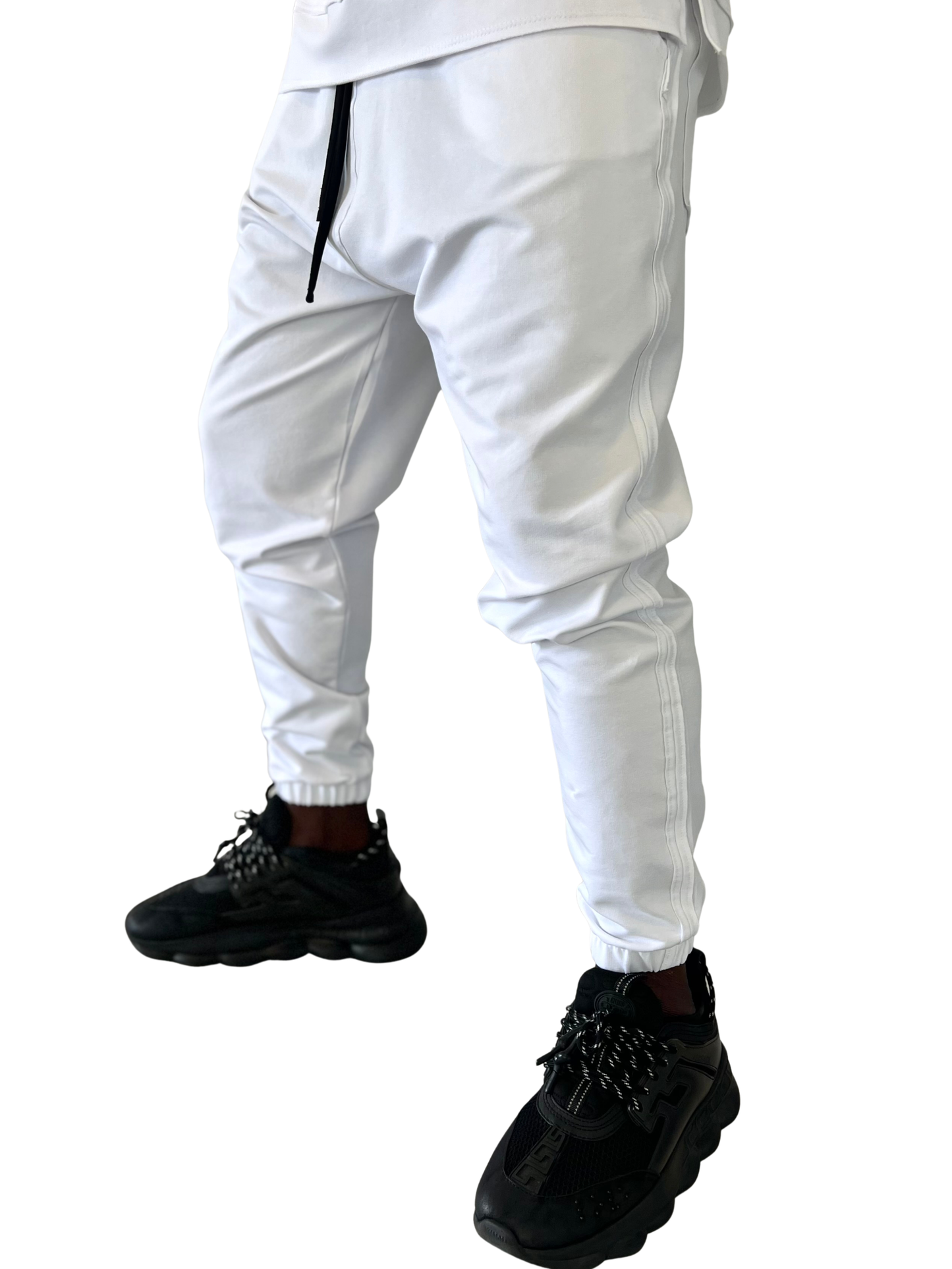 Pantaloni albi cu diverse cusaturi laterale