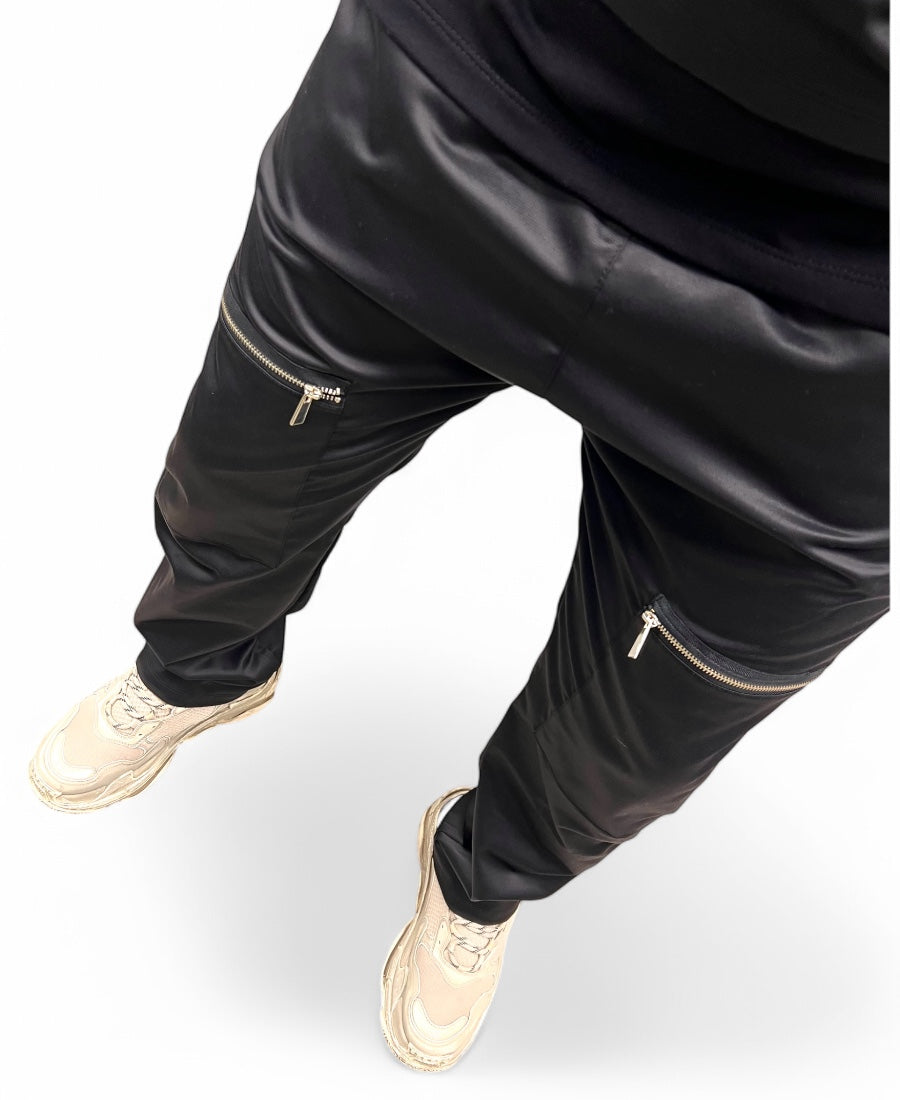 Compleu din doc lucios cu extensie si pantaloni largi cu fermoare