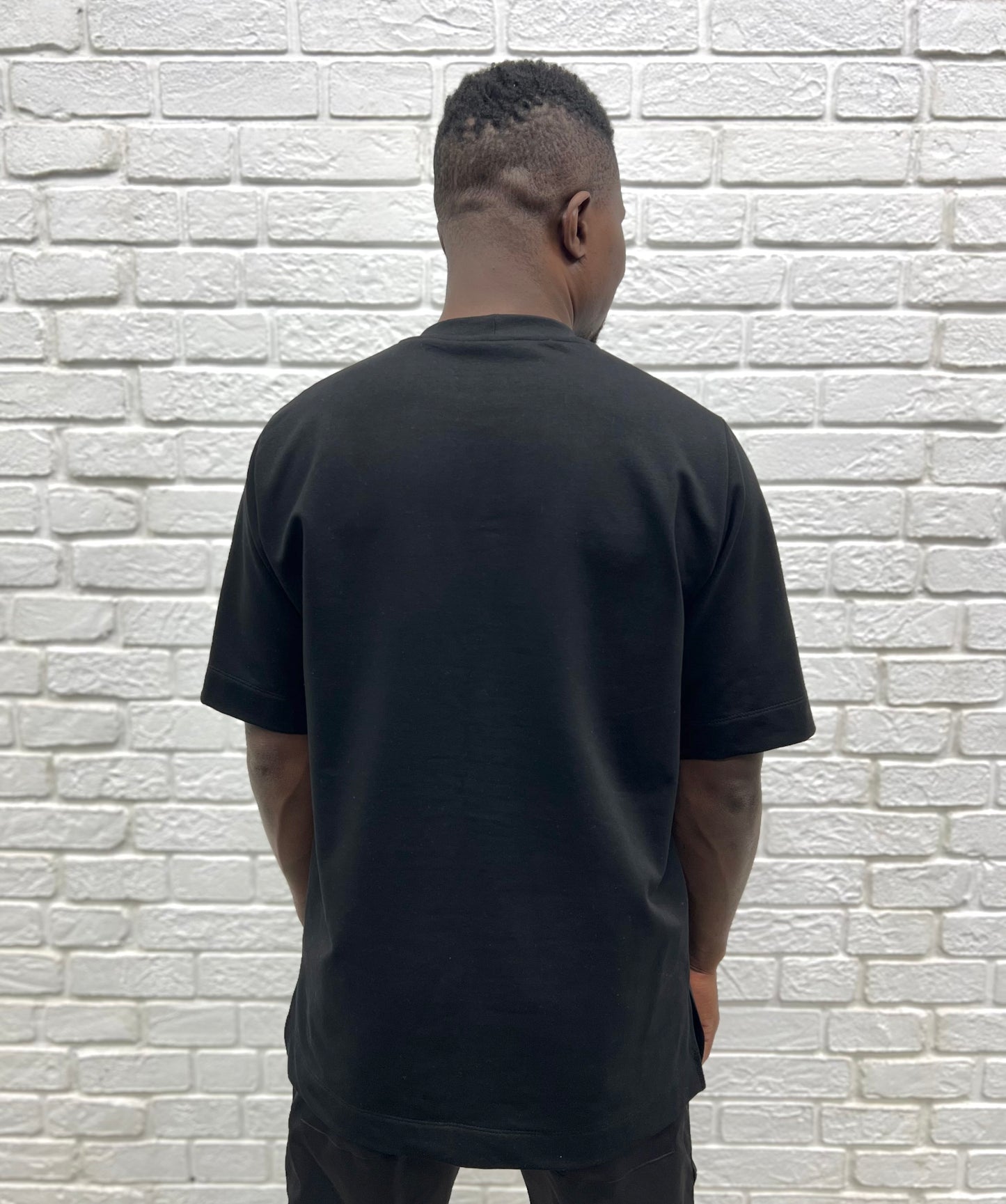 Tricou negru cu banda ca design