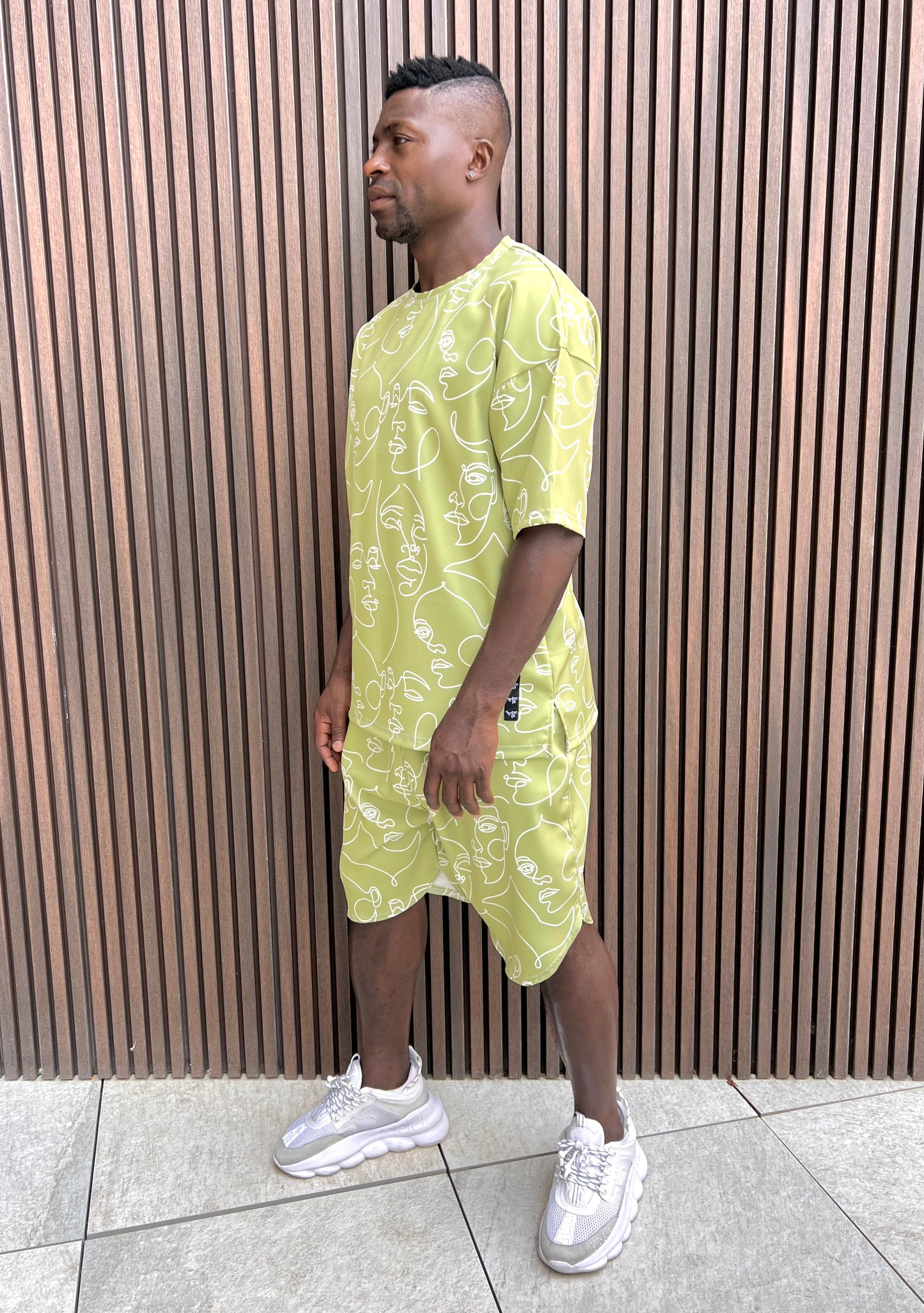 Pantaloni verzi cu design grafic