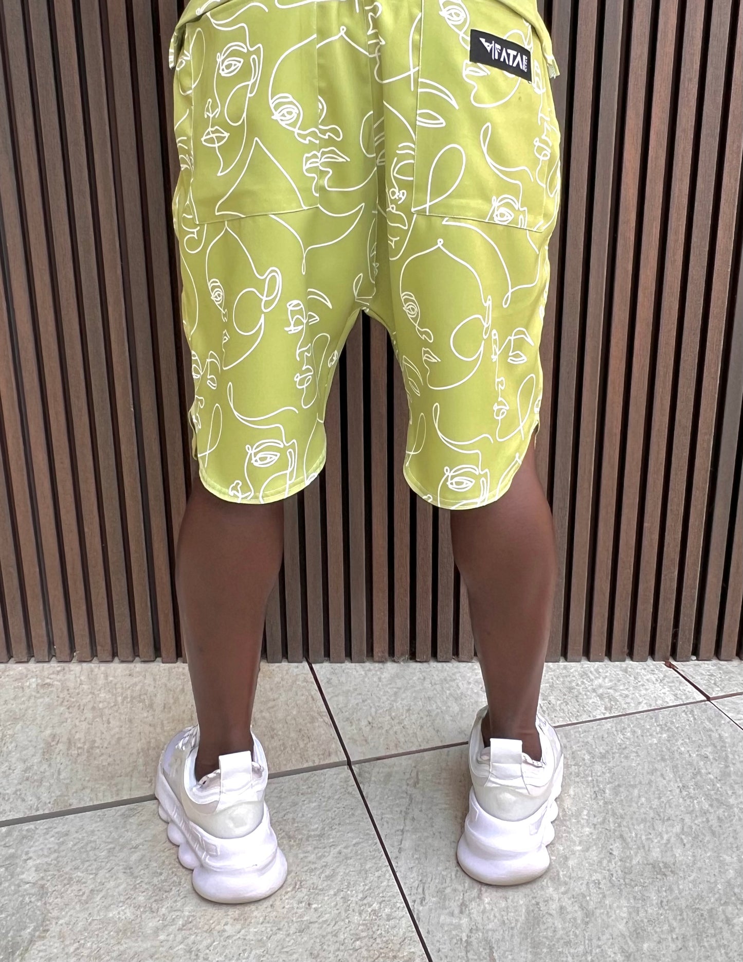 Pantaloni verzi cu design grafic
