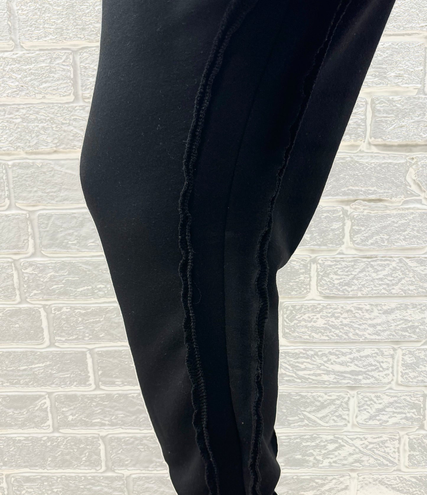 Pantaloni negri cu diverse cusaturi de design si fermoar