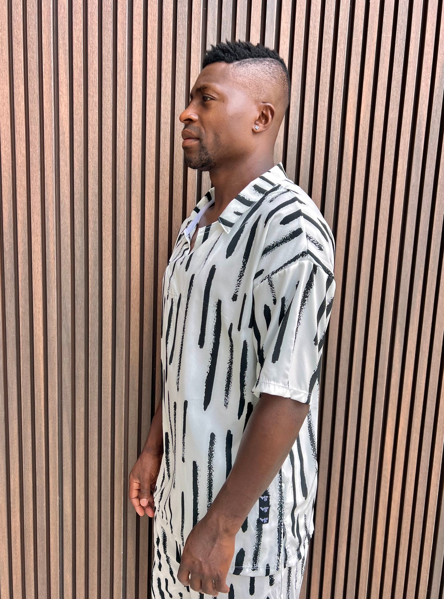Tricou alb cu detalii negre