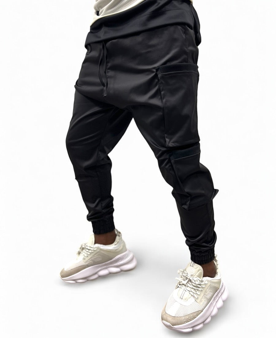 Pantaloni negri casul din material lucios cu buzunare laterale