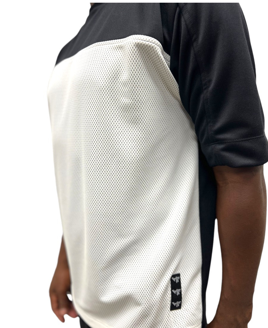 Tricou negru cu design din plasa alba