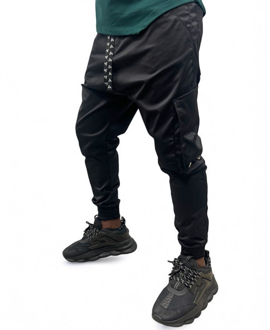Pantaloni negri casual din material lucios cu buzunar laterale si capse de design