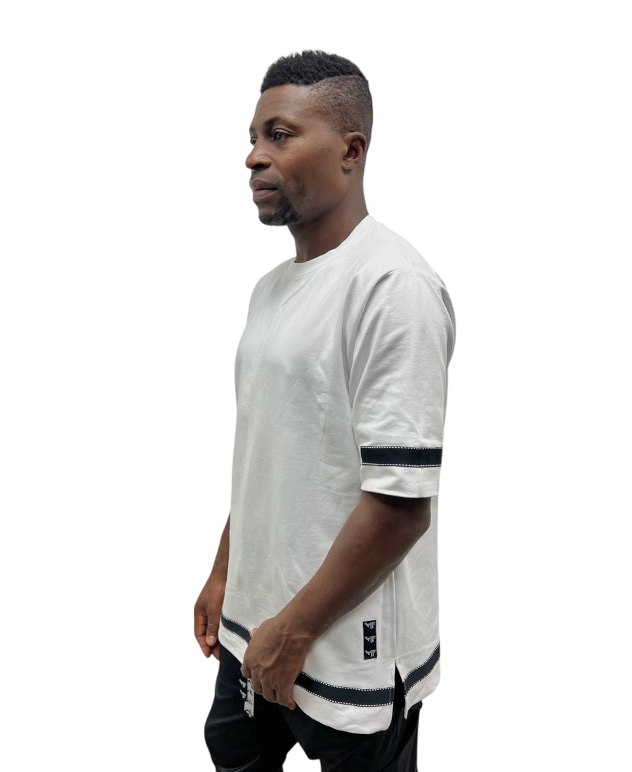 Tricou alb cu banda neagra si detalii albe ca design
