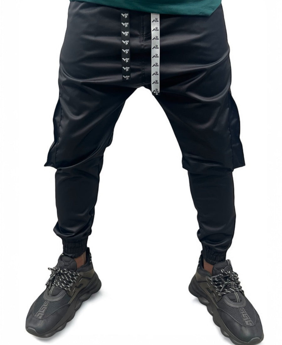 Pantaloni negri casual din material lucios cu buzunar laterale si capse de design