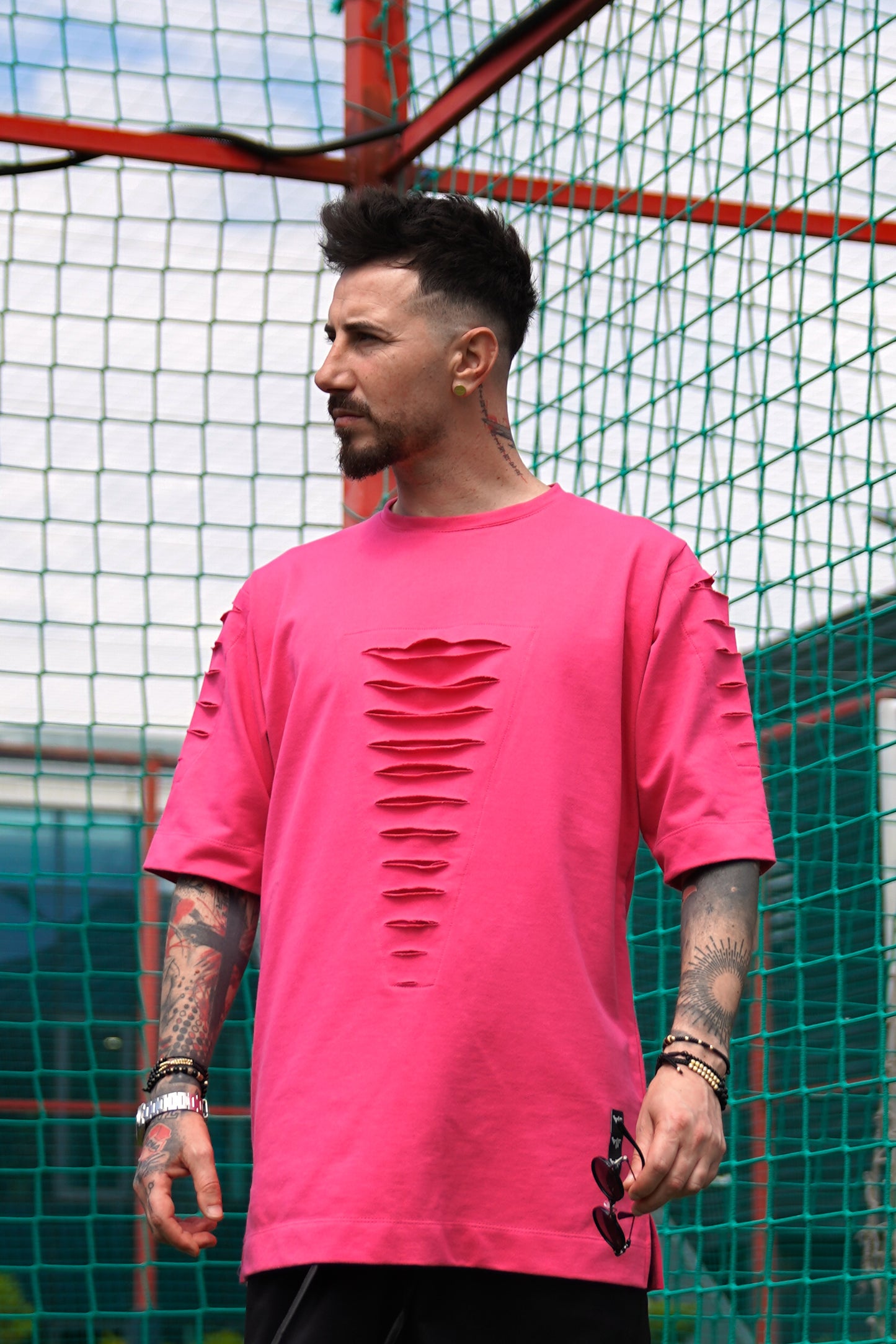 Tricou roz cu taieturi de design