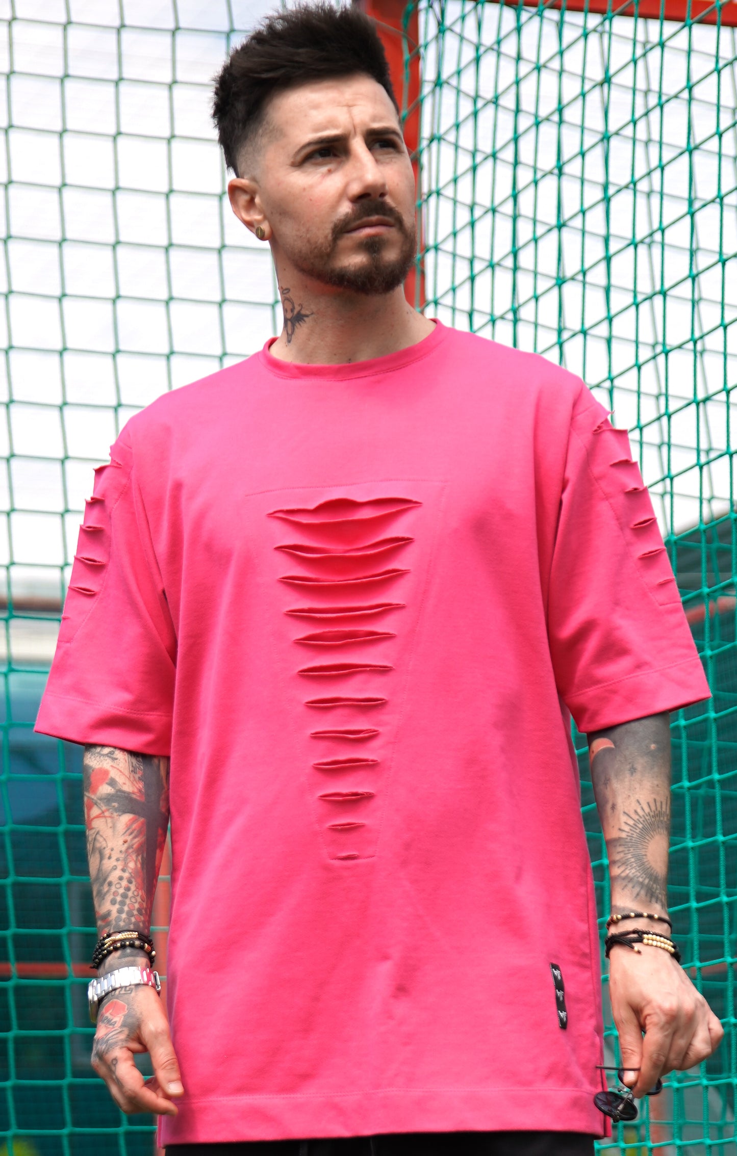 Tricou roz cu taieturi de design