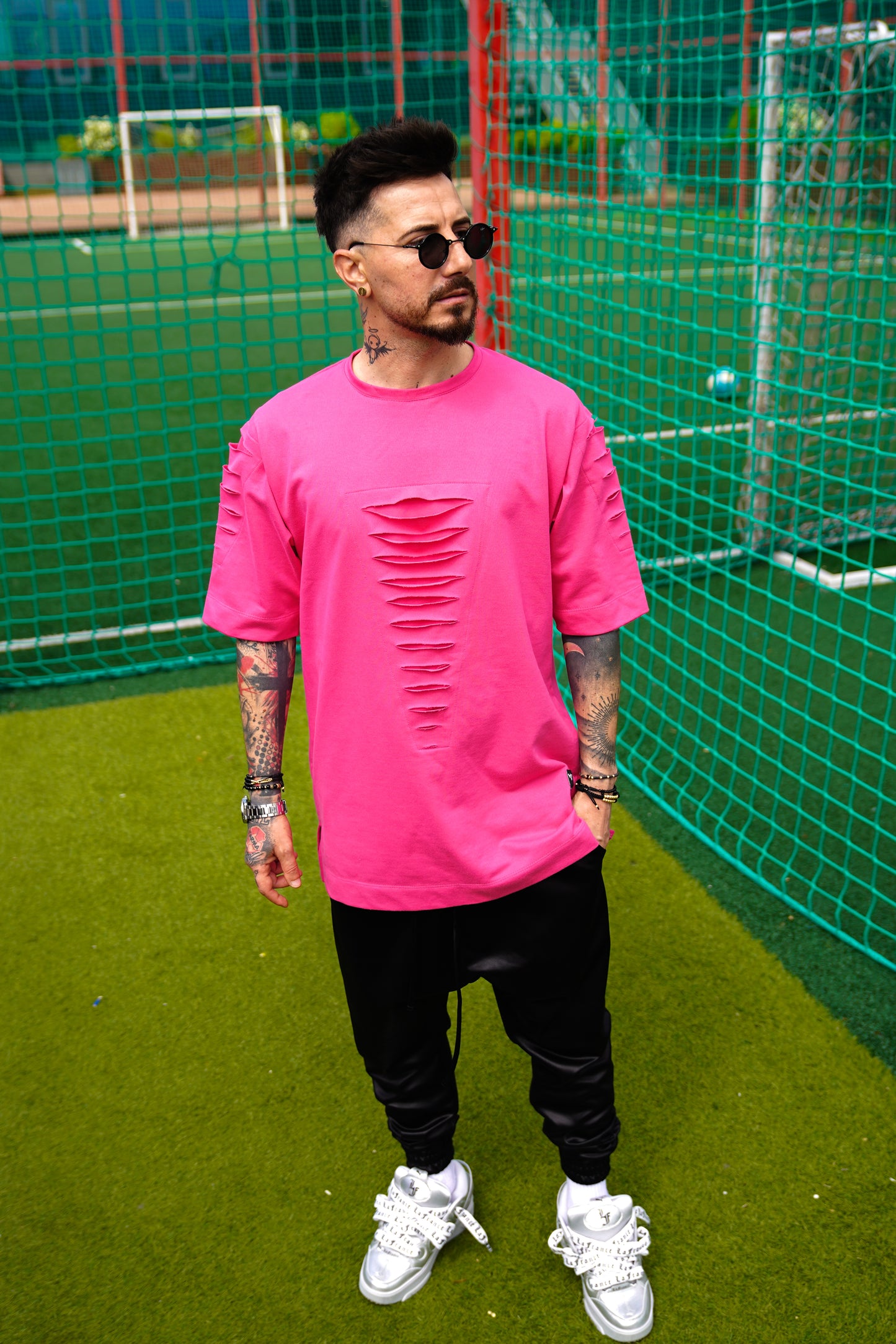 Tricou roz cu taieturi de design