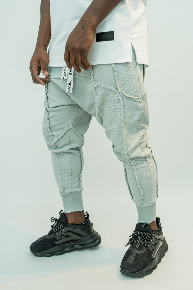 Pantaloni gri cu multiple taieturi