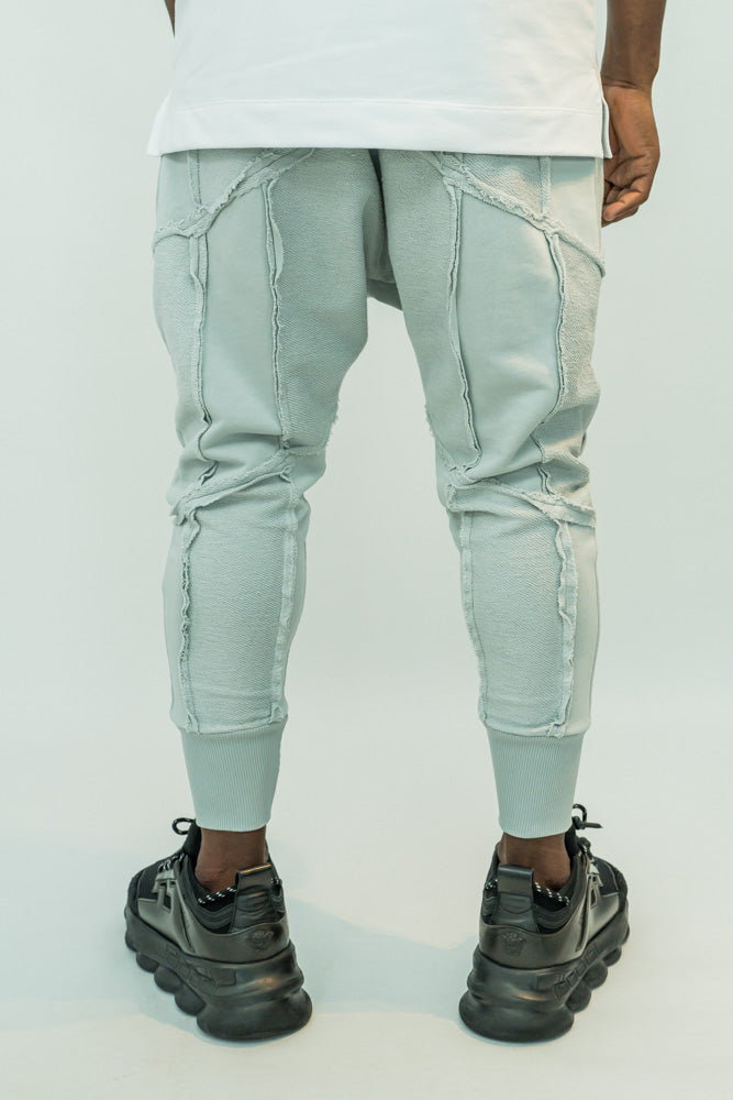 Pantaloni gri cu multiple taieturi