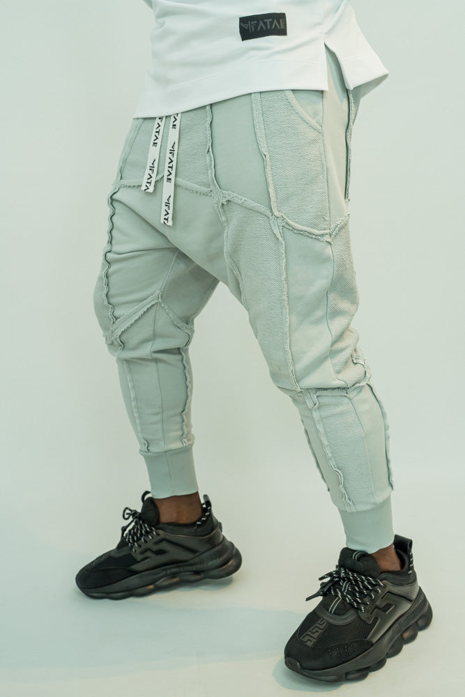 Pantaloni gri cu multiple taieturi