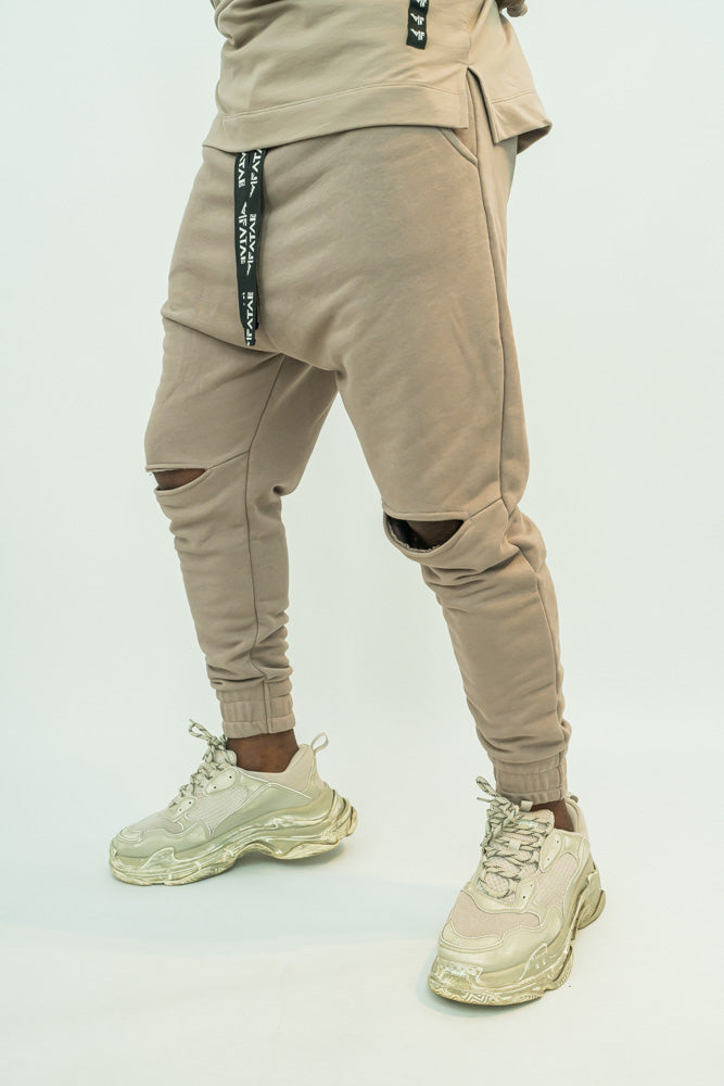 Pantaloni cappuccino cu taietura la genunchi