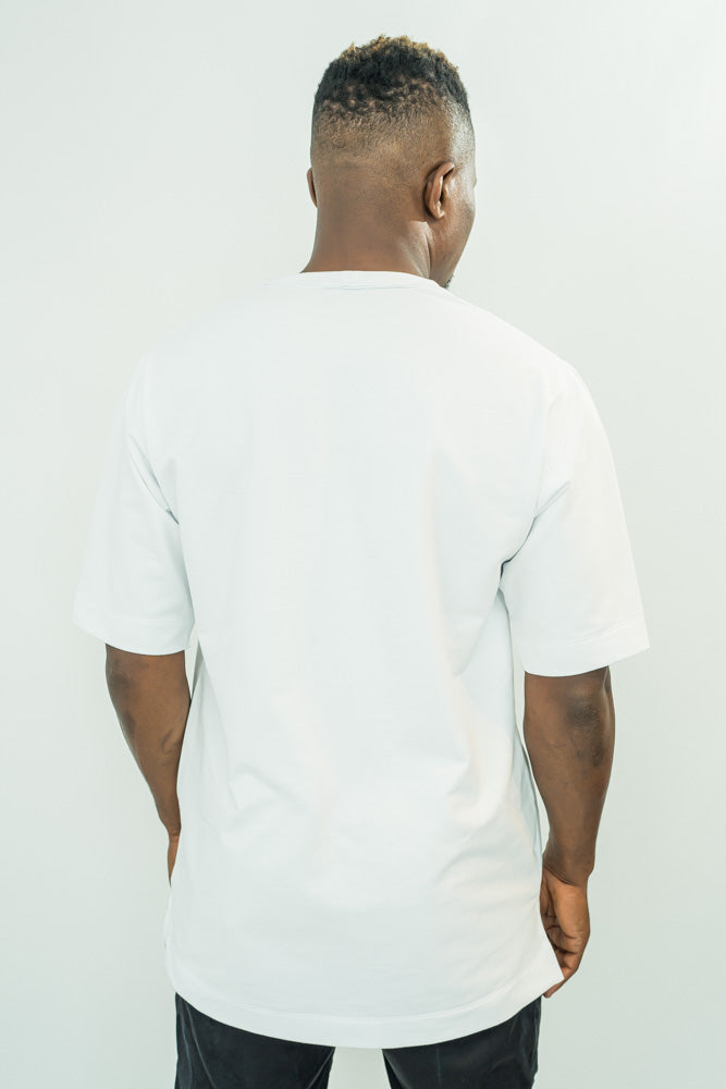 Tricou alb cu design pe fata
