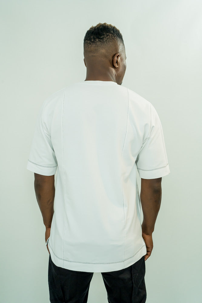 Tricou alb cu cusaturi negre