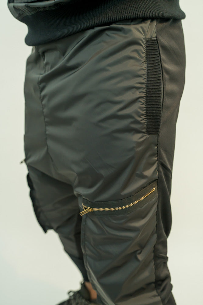 Pantaloni in combinatie de fas cu design din fermoare