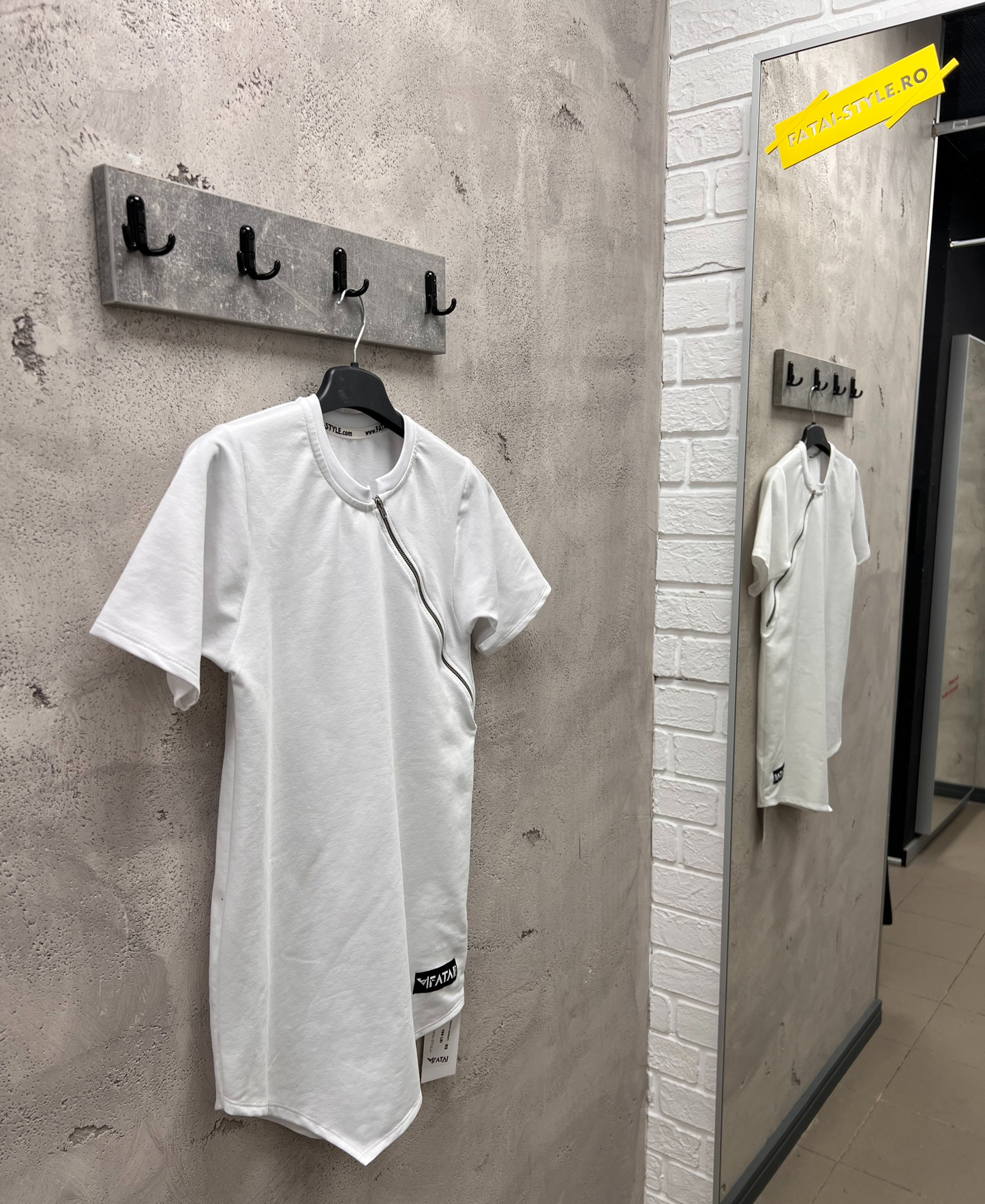 Tricou alb cu fermoar la gat