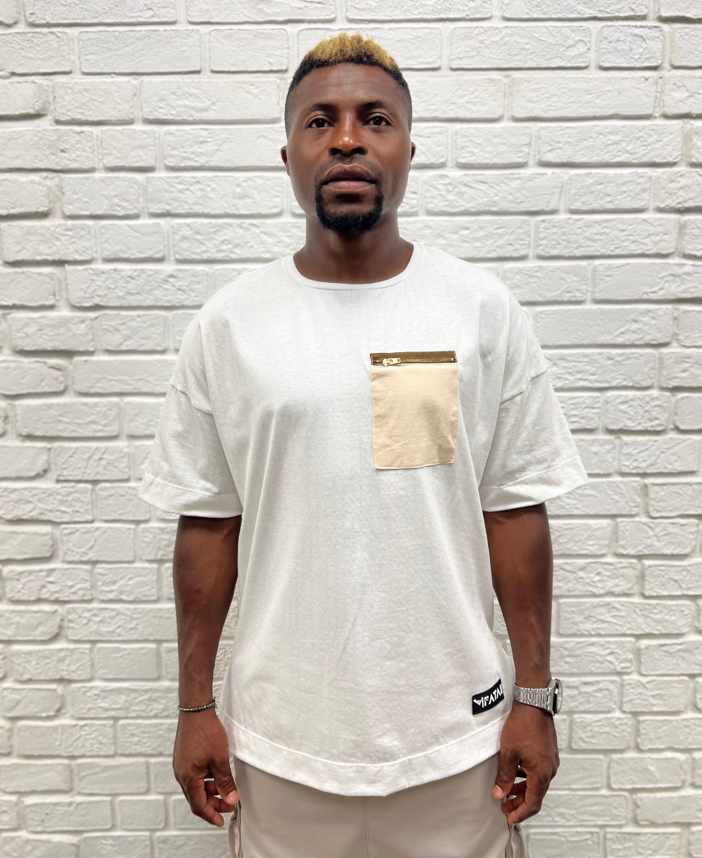 Tricou alb cu buzunar si fermoar