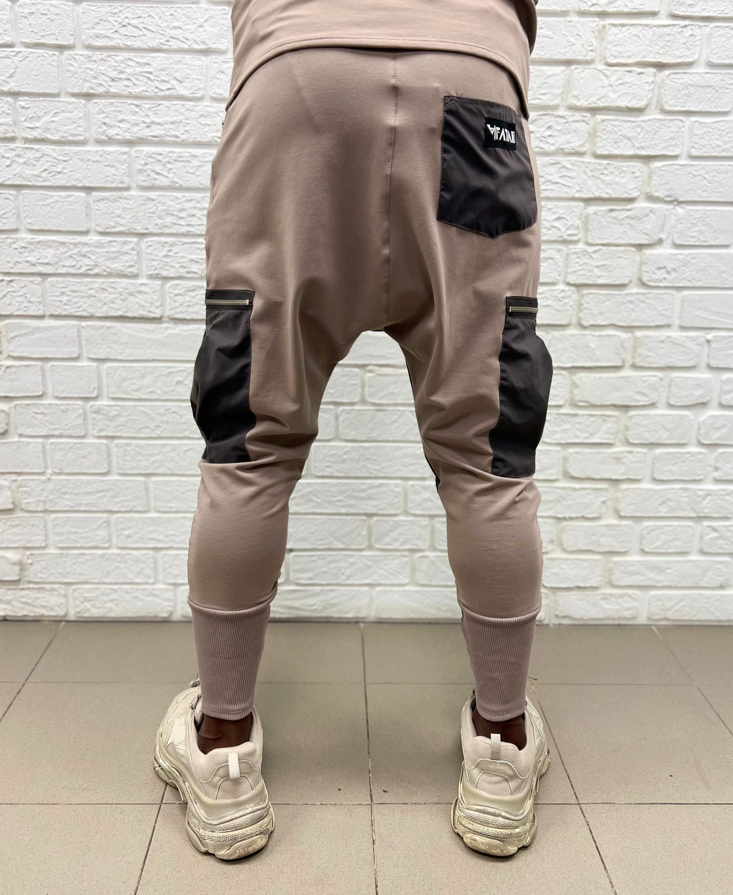 Pantaloni cappuccino in combinatie cu fas catifelat