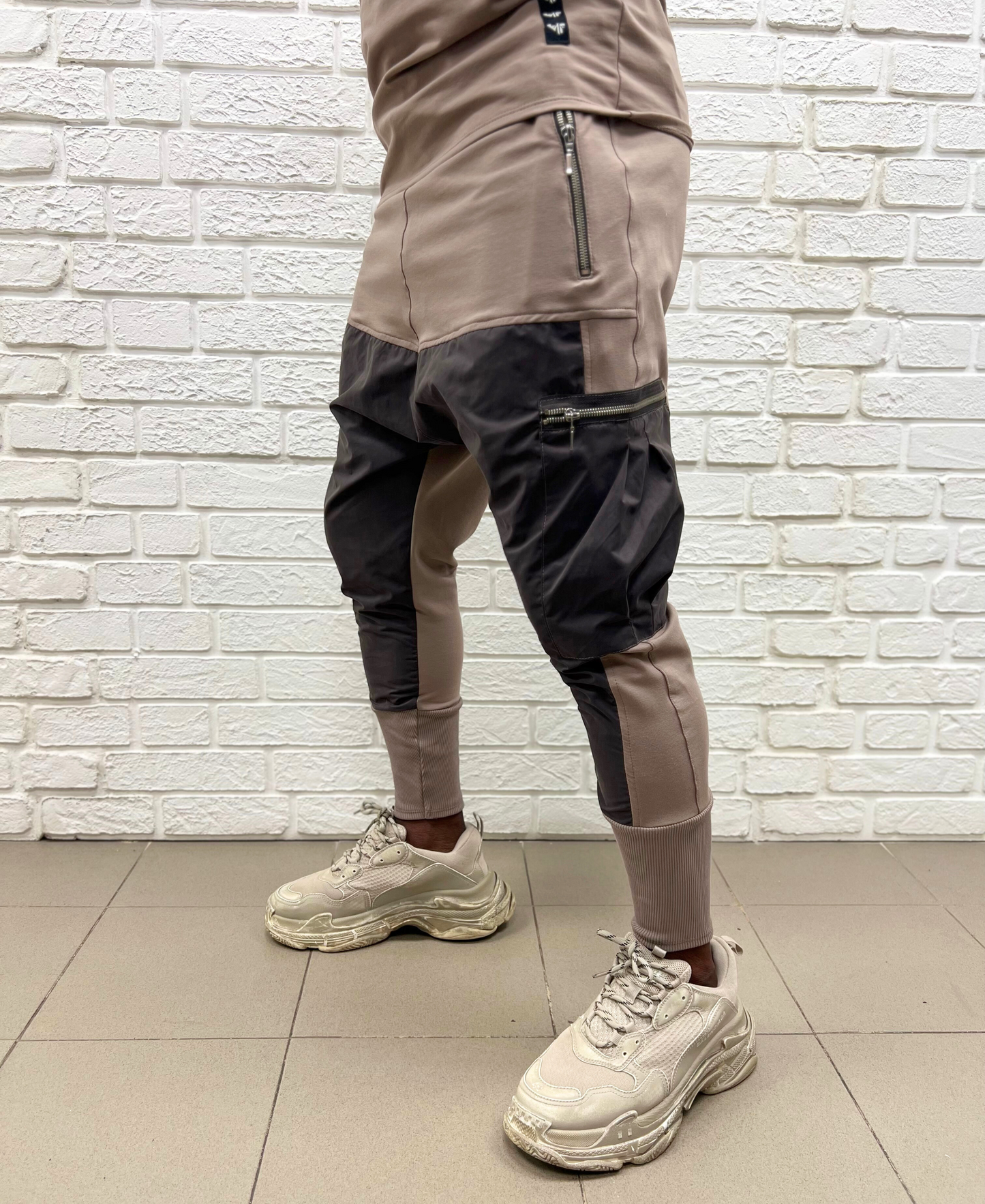 Pantaloni cappuccino in combinatie cu fas catifelat