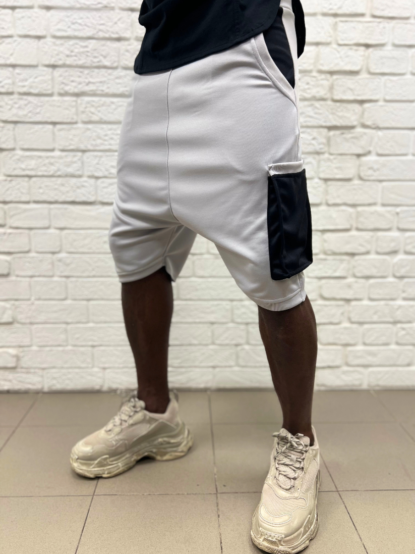 Pantaloni gri cu detalii negre