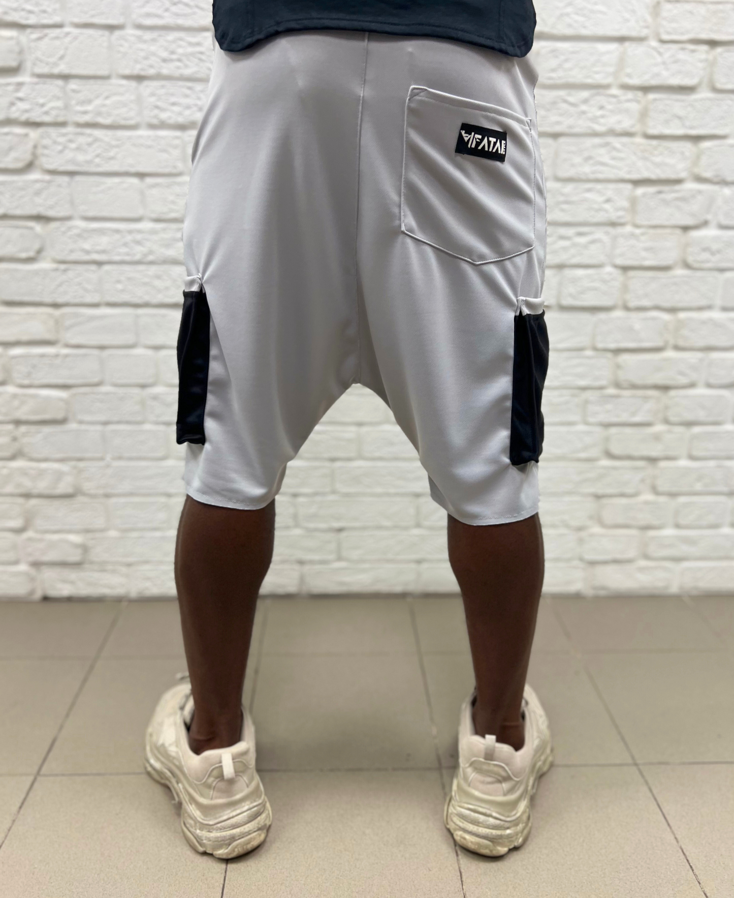 Pantaloni gri cu detalii negre