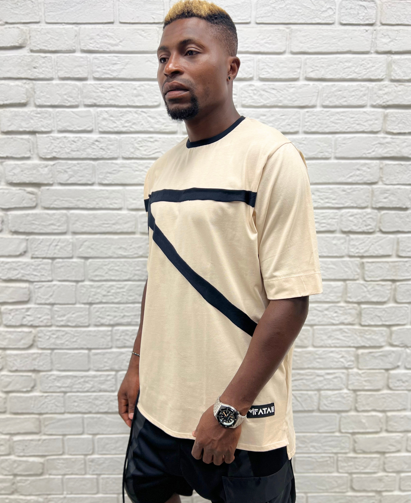 Tricou crem cu design negru