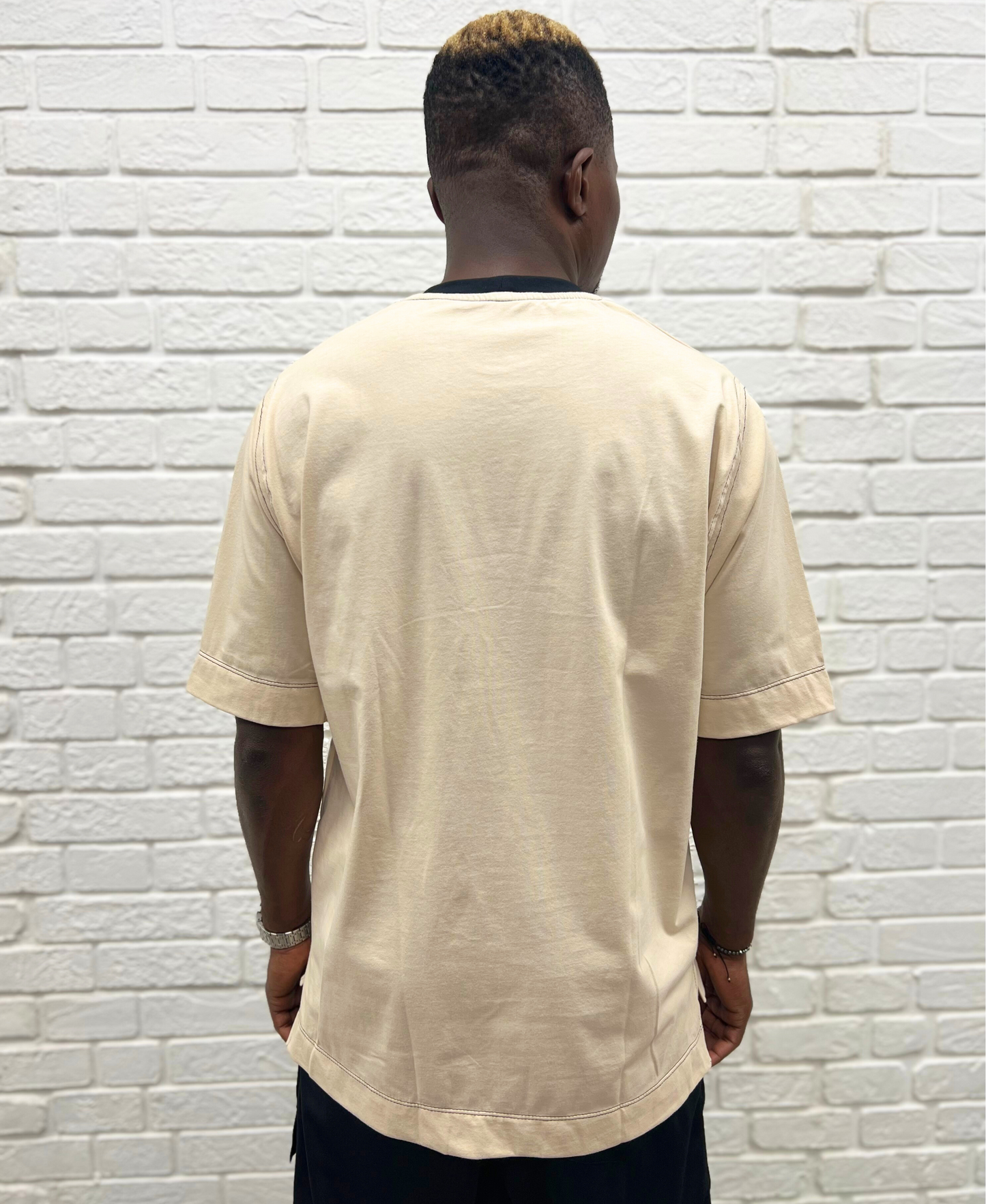 Tricou crem cu multiple cusaturi negre