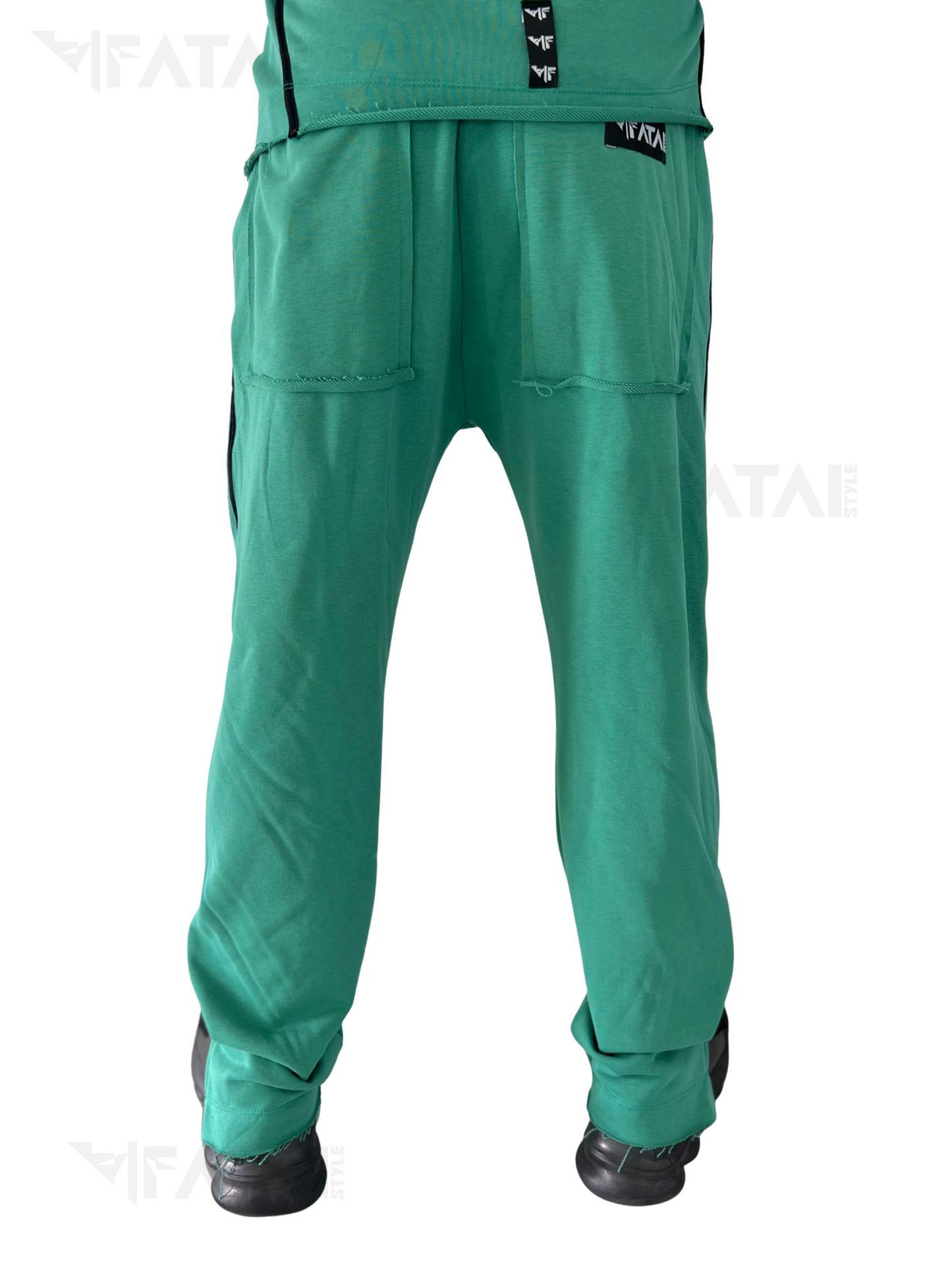 Pantaloni verzi cu aplicatii negre