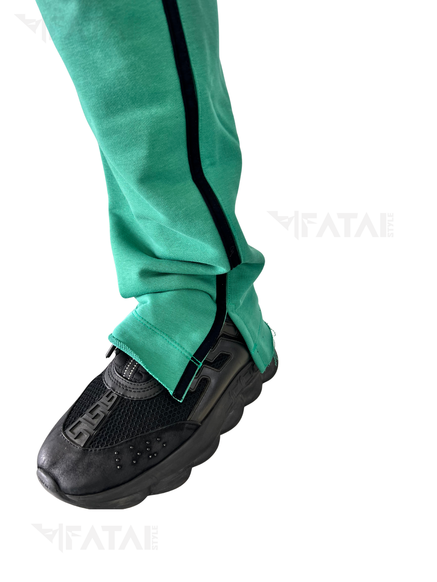 Pantaloni verzi cu aplicatii negre